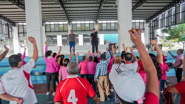 Cuidamos el bienestar de nuestros jóvenes de corazón a través de la bailoterapia.